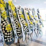 [포토]신민아-김우빈, 故 이순재 빈소에 나란히 근조<b>화환</b>