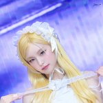 쨍한 금발에 파란 렌즈라니 이건 <b>반칙</b>이지