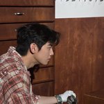 휴가 나왔나?' 차은우, 찢어진 <b>민소매</b>에 드러난 어깨+팔근육…섹시美...