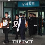'영원한 현역' 이순재...후배들 배웅 속 <b>발인</b> [TF사진관]
