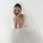 ‘결혼 D-3’ 박진주, 순백의 웨딩 화보 공개…<b>장난기</b>도 가득