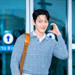 [모두드루와] [사진]김우빈,'예비 신부 신민아를 향한 볼하트'