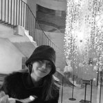 유인영 디저트 먹다 활짝…모자 써도 예쁘네