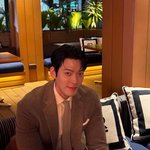 김우빈, 결혼 3주 앞두고 멋진 수트핏..."예비 <b>신랑</b>의 품격"