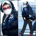 <b>지드래곤</b>, 뉴욕행 공항패션 또 뒤집었다… 샤넬 스카프·귀덮개 ‘MAMA...