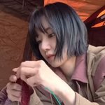 뜨개질 굿즈의 장인, 후드 <b>목도리</b>로 돌아옴