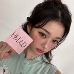 장원영, 화사한 핑크 스타일링 공개…인형 같은 미모 눈길