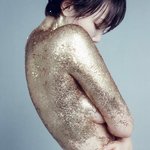 인정' 손수아, 母 이경실도 놀랄 세미 누드..금으로 <b>장식</b>한 몸