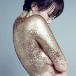 딸’ 손수아, 파격적 금빛 세미누드…‘<b>이정후</b> 父’ 이종범 데칼코마니