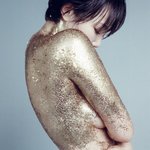 '스타 <b>DNA</b>' 못 숨기네…'이경실 딸' 손수아, 전신에 금칠한...