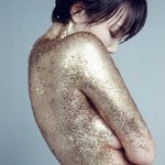 맞아? 손수아, 금박 알몸 파격 화보 공개…<b>세미</b> 누드에 예술혼 담아