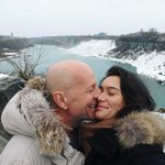 '치매' 브루스 <b>윌리스</b>, 아내 통해 근황 공개됐다 "솔직히 말하면…"...