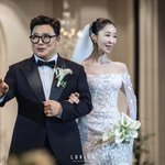 [단독]윤정수원진서 결혼식 '미공개 컷' 입수..<b>장모</b> 포옹→김숙 우정...