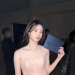 “행복하고 영광스러웠던 밤”…<b>신시아</b>, 청룡 시상자로 선 무대→우아한...