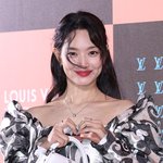 [포토S] '예비신부' 신민아, 김우빈 향한 하트