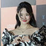 '김우빈' 신민아, 결혼 발표 후 첫 공식석상