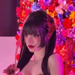 '우기 맞아?' 아이들 우기, 붉은 꽃 감고 전신 시스루…'아찔'...