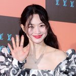 신민아, 결혼 발표 후 첫 공식석상… <b>추위</b> 속 ‘여신 미모’ 빛났다