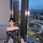 “도시의 밤에 기대 앉아”…웬디, 고요한 <b>전율</b>→시선 압도 드레스...