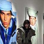 “<b>여정</b>의 시작을 함께하며”…크러쉬 조이, 도심 속 겨울 전시→카리스마...