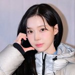 '정국과 열애설' 윈터, 첫 공식석상은 팬사인회…팬 향해 "울지마"...