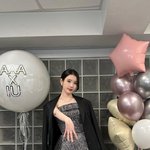 아이유, <b>AAA</b> 6관왕 싹쓸이… 트로피 앞에서 잠시 멈춘 ‘여신의...