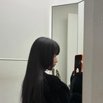 “조용히 내려앉은 긴 머리결”…문가영, 겨울 오후→거울 속 고요한...