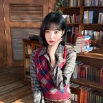 머금은 오후”…크러쉬 조이, 고요한 설렘→빈티지 <b>서재</b> 여신 포스