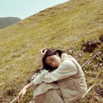 “알래스카”라며 기대 전한 노윤서, 고요한 시선→봄 <b>들판</b> 감성 화보