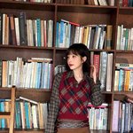 듯한 '뼈말라' 허벅지…날카로운 <b>턱선</b>에도 여전한 과즙미[스한그램]