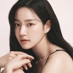 '이승기 <b>처형</b>' 이유비, 근황 보니…데뷔 첫 영화제 MC, 김동완과...