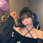 르세라핌 <b>채원</b>, 전 '아이즈원 예나'와 재회…파격 오프숄더에 미친...