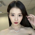 아이유 완벽 미모 과시…드레스 자태에 깜짝