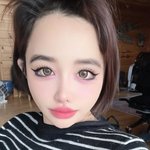  길어진 아이라인과 화려한 메이크업 “이쁘고 귀여워” 응원 <b>물결</b>