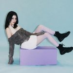 한소희, 파격 <b>포즈</b>에 깜짝…고혹적 분위기