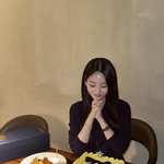 “소원을 감싸 쥔 손끝”…<b>조이현</b>, 조용한 겨울밤→26번째 생일 축복