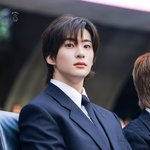 순방 나온 왕자 같았다는 블랙 <b>수트</b> 남돌