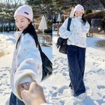 결혼 5년차! 눈밭에서 손 꼭 잡고 로맨틱 뽀글이 재킷 <b>데이트룩</b>