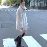 강민경, <b>북극곰</b> 같니? 난 여신이야···흰 털을 입어도 각선미는...