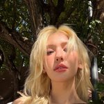 금발의 <b>전소미</b>, 계절 모르는 시스루 패션 “겨울이라며?”