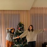 '케빈오' 공효진 <b>트리</b> 앞에서 활짝…손잡고 애틋