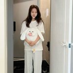 스킨패드 덕지덕지 붙여도 <b>이런</b> 미모?…일상<b>샷</b>부터 압도적 비주얼 폭발