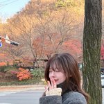 “가을 끝의 숨 고르기”…한<b>수아</b>, 조용한 미소→산책길 감성 폭발