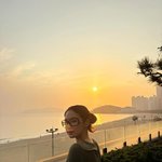 하늘 아래 <b>잠시</b> 멈춘 시선”…박주현, 겨울 해변→노을 속 고요한...