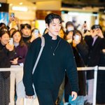 [사진]잠실롯데몰 쇼핑객 시선 사로잡는 새신랑 김우빈