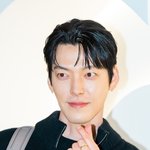 '신민아' 김우빈, <b>왼손</b> 웨딩링이 '반짝'?..결혼 D-8 새신랑...