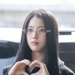 [드루와] [현장포토] "한겨울 긱시크"…지우, 소녀의 <b>너드</b>미