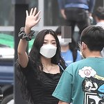 레드벨벳 조이 ‘출근길, 마스크 쓰고 눈만 보여도 예뻐’[포토엔<b>HD</b>]
