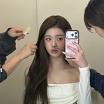 '137억 건물주' 장원영, <b>돈방석</b> 앉더니 미모 발전하네…오프숄더...