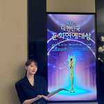 “감사합니다”…<b>예린</b>, 수상 여운 품은 미소→겨울 밤 빛낸 우아한...